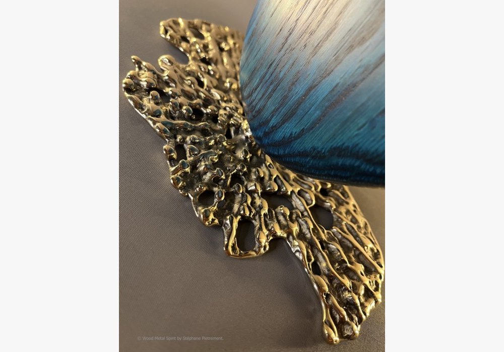 Socle en Bronze Freestyle doré poli avec Bois de Chêne multiséculaire sculpté, mi-brûlé et enduit d’encre japonaise bleue - Pièce Unique 1/1 - Biodiversité Marine réf. 104 - Poids : 4kg 200