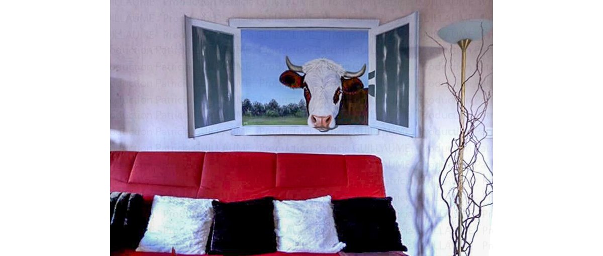 vache regardant par la fenêtre, en trompe l’oeil
