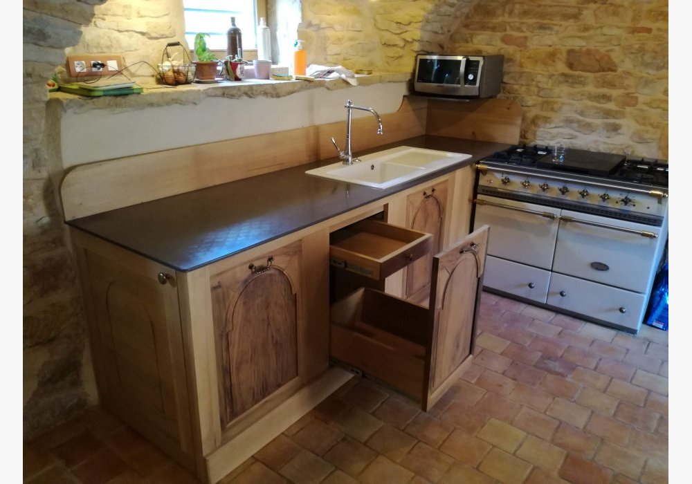 Meuble de cuisine à partir de boiseries anciennes