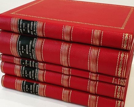 Série de reliures plein cuir chagrin, dorure à la feuille d’or 23,6 carats