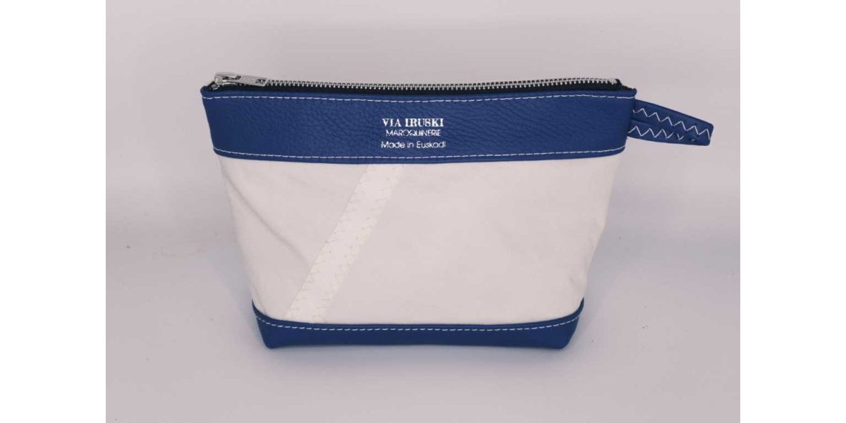 Trousse de toilette en voile de bateau et cuir