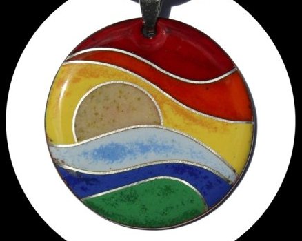 Pendentif «&nbsp;Coucher d’étoile dans un système planétaire lointain&nbsp;» cloisonné de fil d’argent