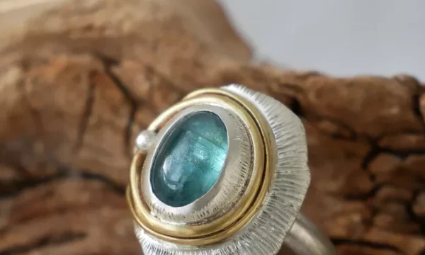 Bague unique en argent, laiton et apatite bleue