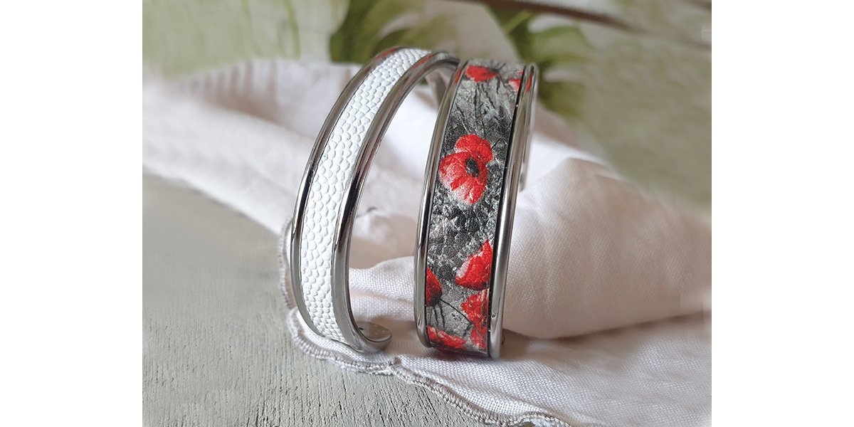 Bracelets cuir blanc et motif coquelicot.