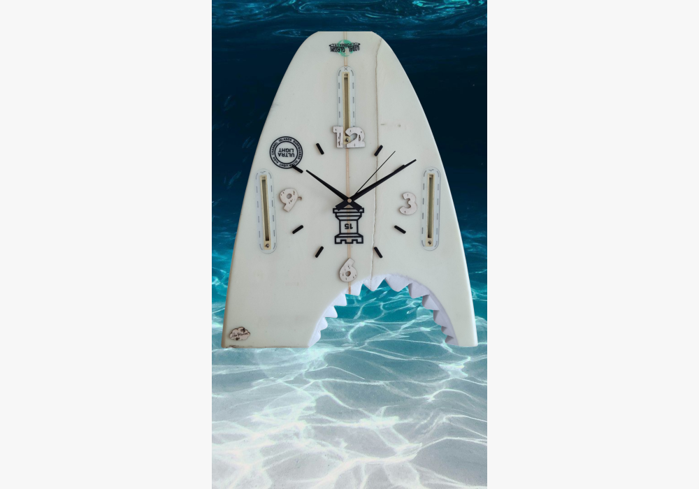 Horloge sur demie planche de surf