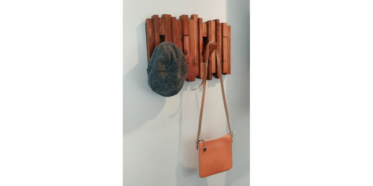 Porte-manteaux avec patères escamotables