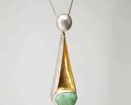 Pendentif en argent, turquoise et feuille d’or 22k