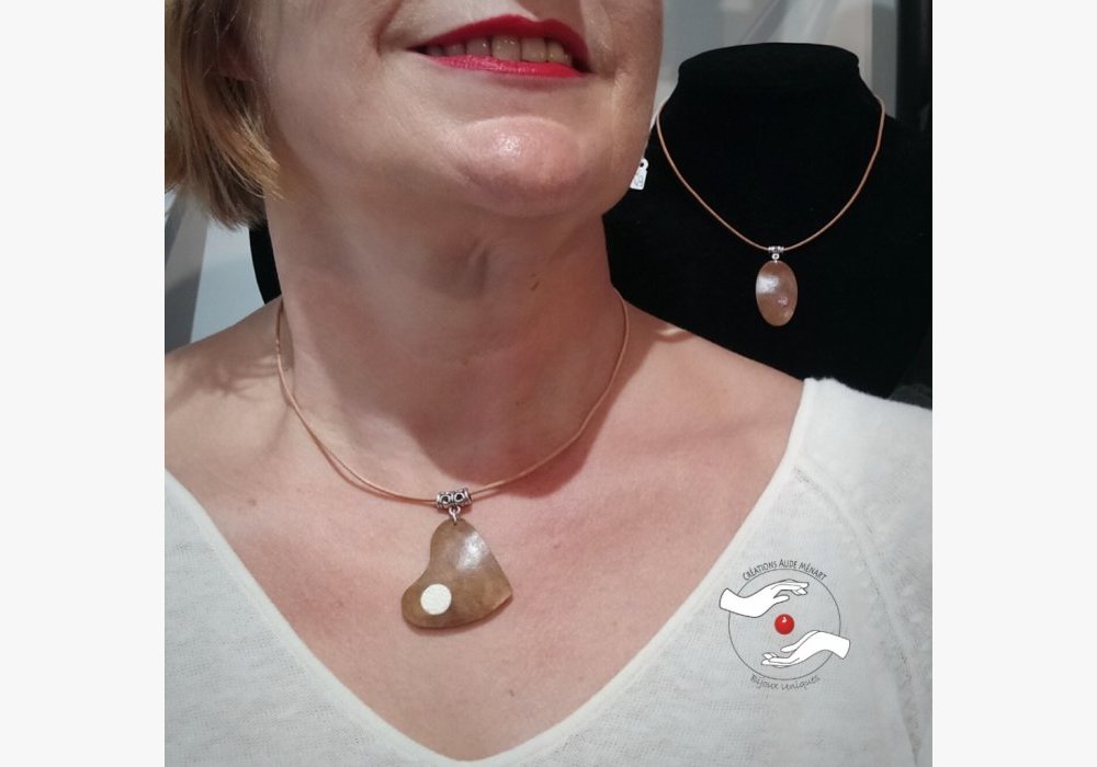 L’un dans l’autre, incrustation de coquille d’œuf d’autruche dans un pendentif en calebasse, portable recto verso 