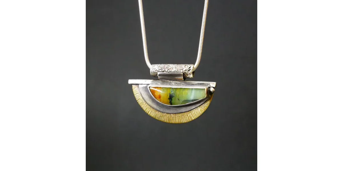 Pendentif en argent, laiton et bois fossilisé