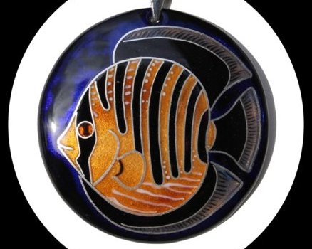 Pendentif «&nbsp;Discus sauvage&nbsp;» cloisonné de fil d’argent