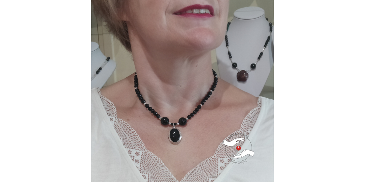 Collier composé d’un médaillon porte-photos ancien en onyx sur argent, monté avec des agates noires