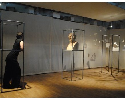 Homère, Homère(s), installation, chêne, plâtre, résine d’inclusion, acier, 2011