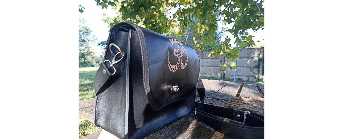 Sac besace sur mesure avec gravure personnalisé.