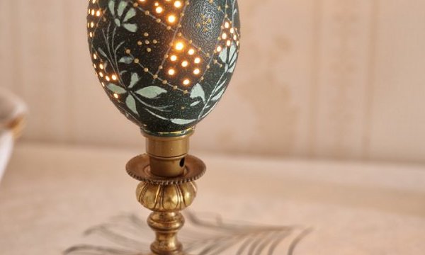Lampe Oeuf d’Emeu sculpté, gravé, décoré 
