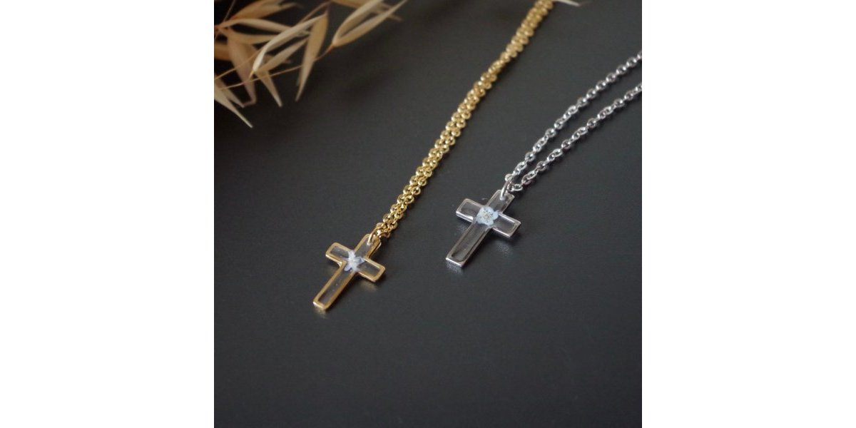 Crucifix  inclusion de fleurs de myosotis