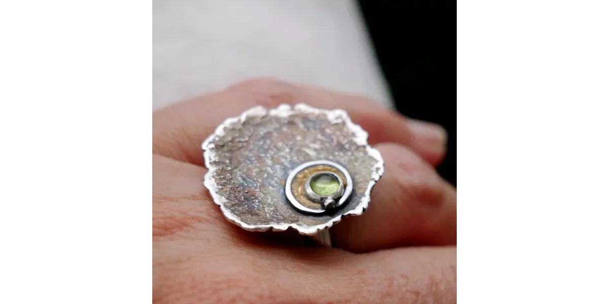 Bague en argent patiné, péridot et feuille d’or 22k