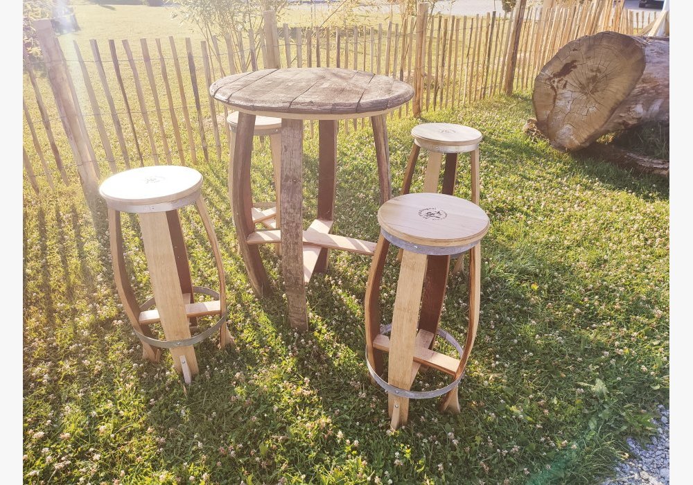 Ensemble mange debout avec table