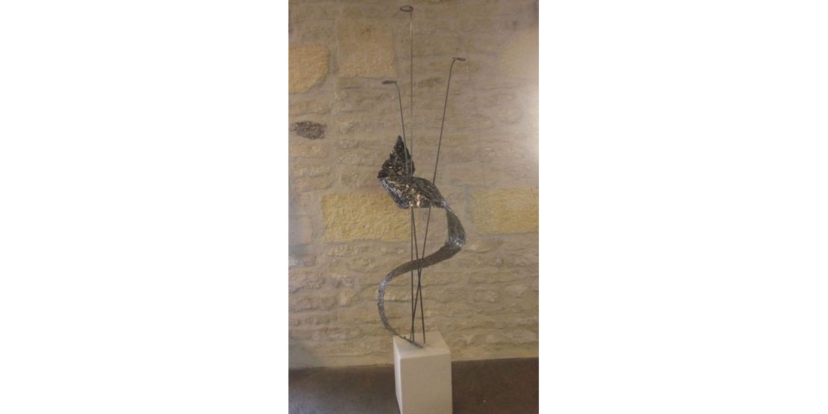 Sculpture en acier verni, socle en pierre