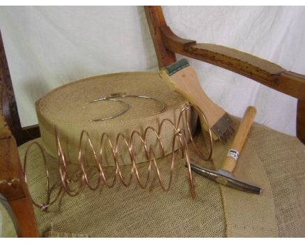 Quelques outils et fournitures du tapissier