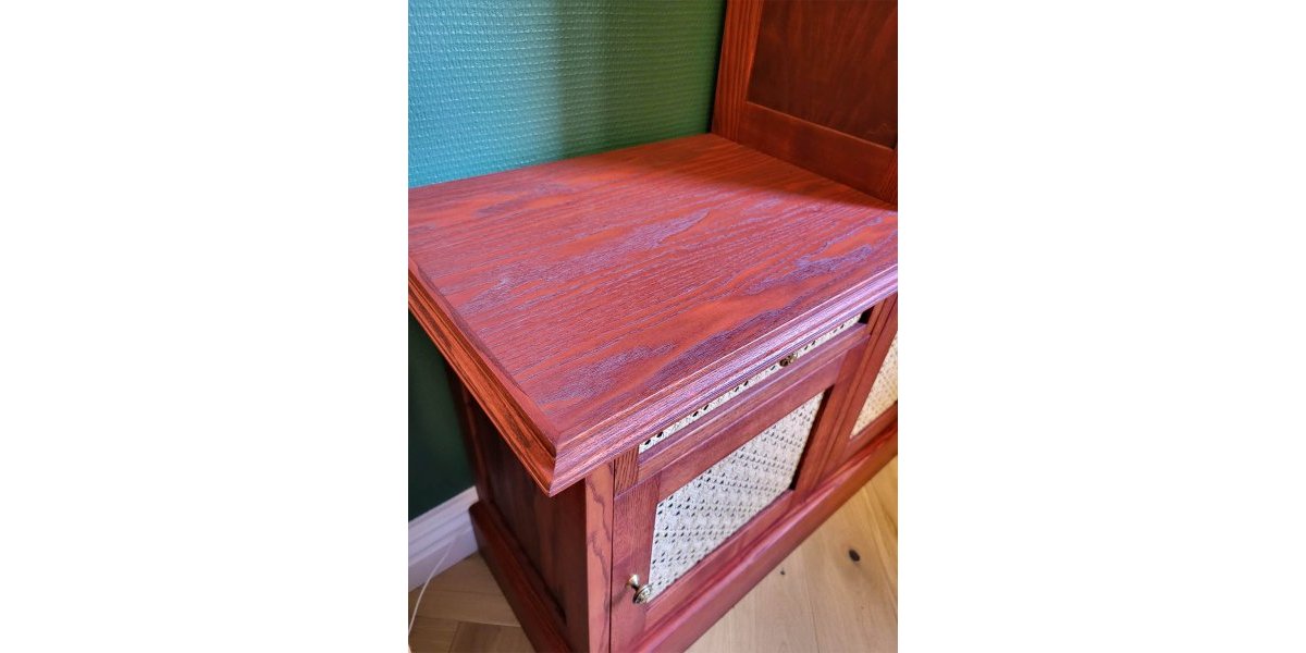 Détails de la table de chevet avec sa moulure