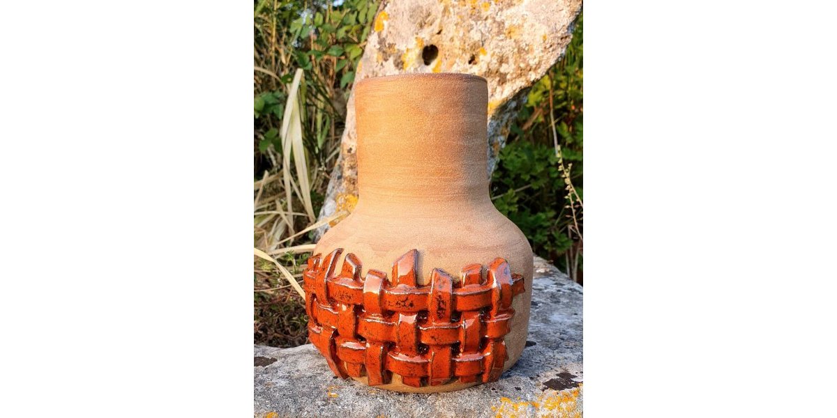 Vase avec tissage d’argile