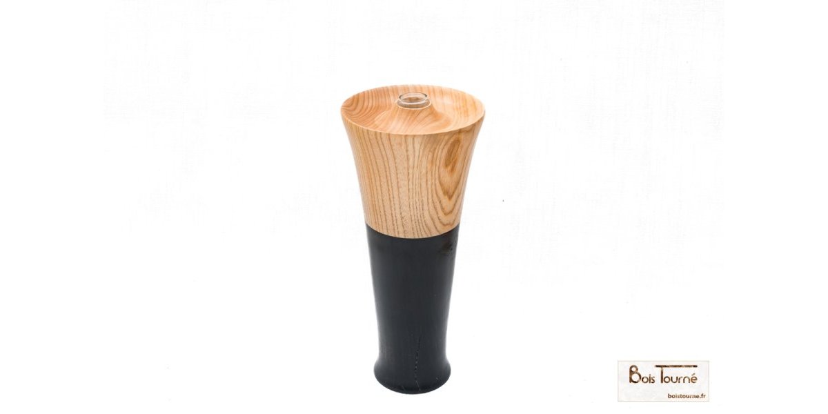Vase teinté à l’encre de chine en frêne