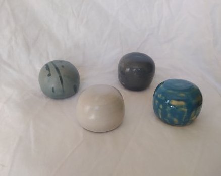 Salière design ronde disponible en 2 tailles et différents coloris
