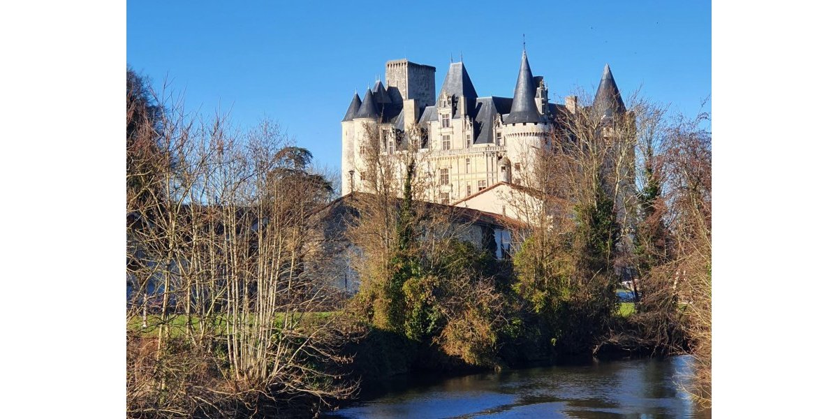 Village d’été des artisans créateurs et artistes au pied du château 
