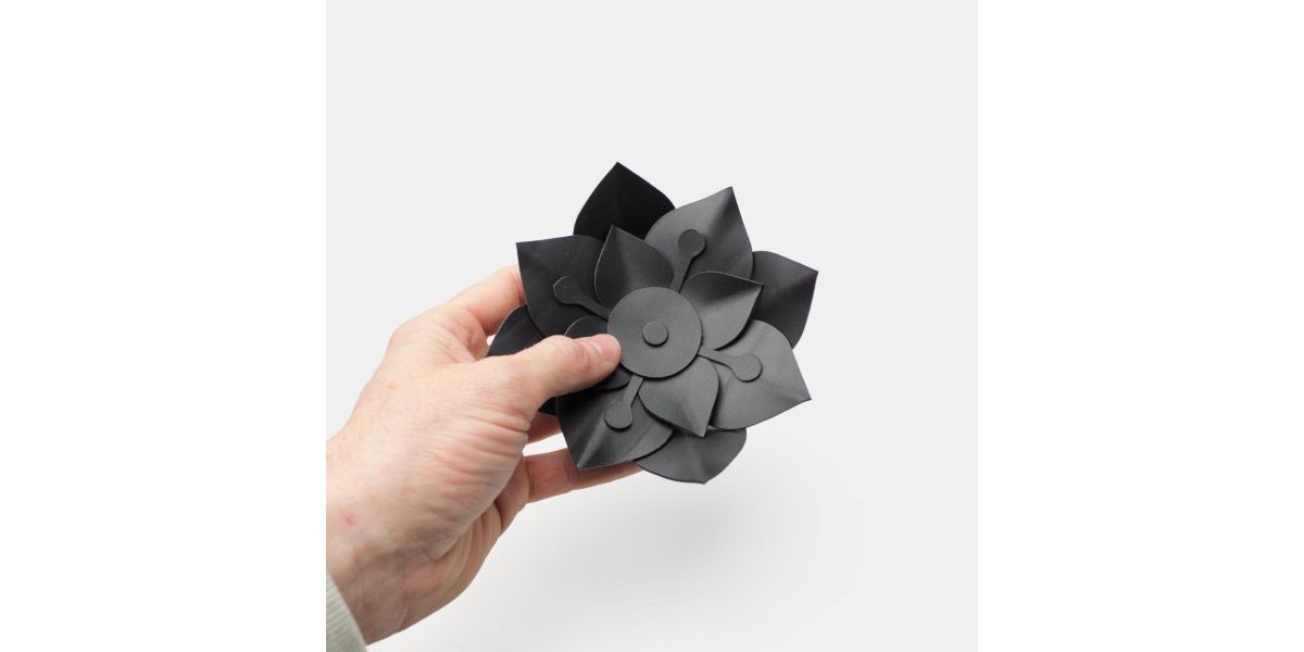 Fleur lotus décorative en cuir noir – fait main en france | Darksails