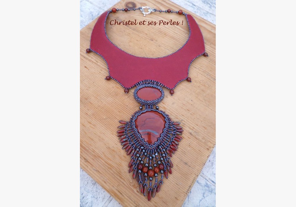 Demeter, cuir rouge et jaspe rouge