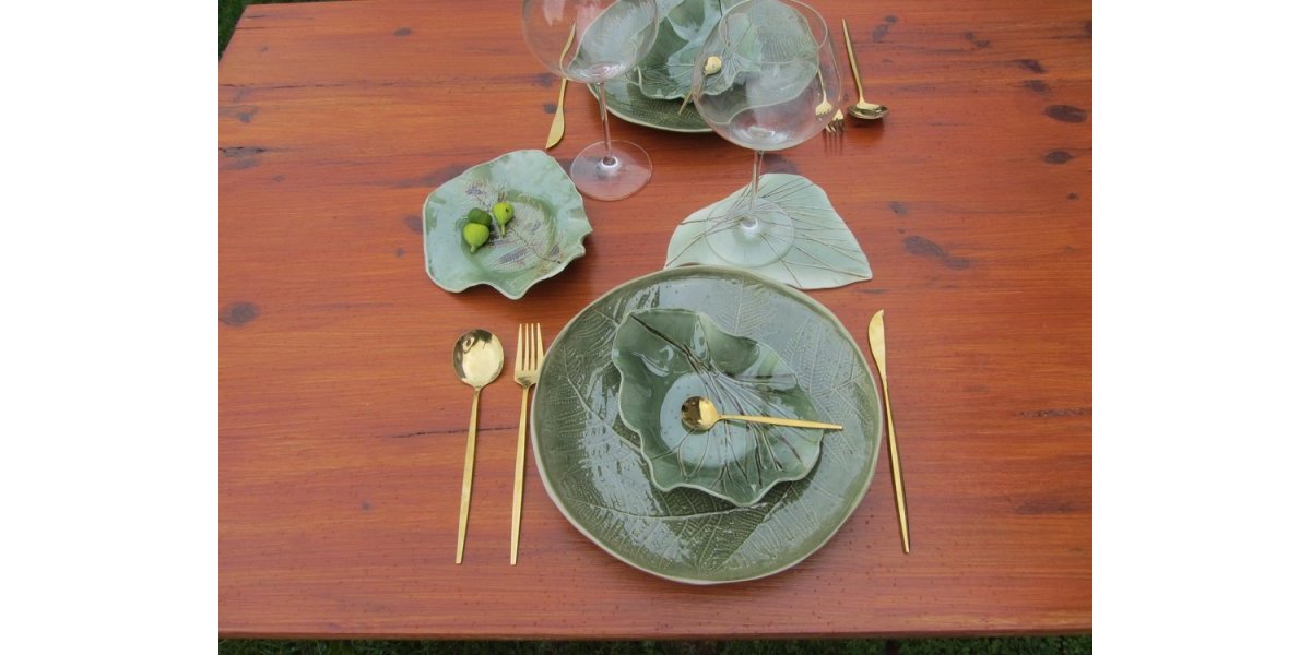 Assiettes impression fougère, coupelles à dessert